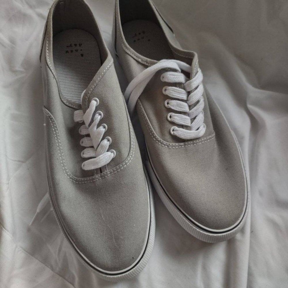 Gray tennis shoes